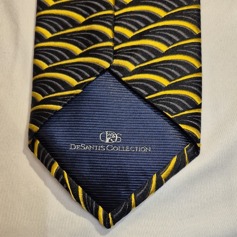 DeSantis Collection 100% Silk Gold and Black Mens Geometric Neck Tie - Picture 3 of 10